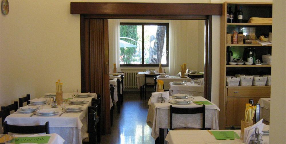 Hotel Trieste Сенигалия Екстериор снимка