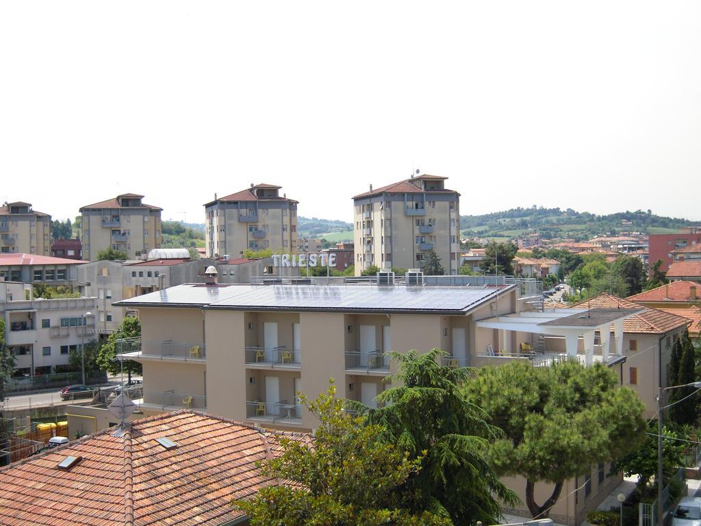 Hotel Trieste Сенигалия Екстериор снимка