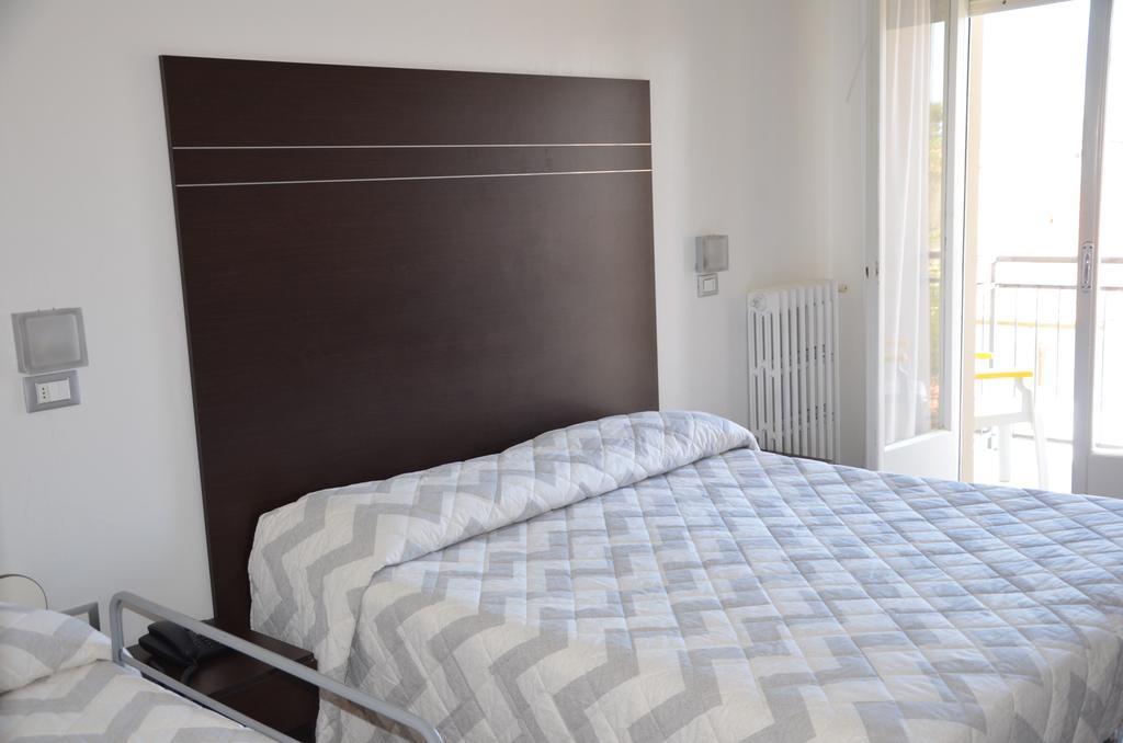 Hotel Trieste Сенигалия Екстериор снимка