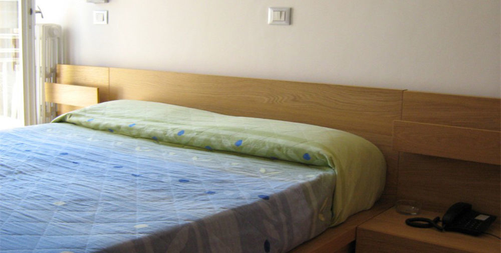 Hotel Trieste Сенигалия Екстериор снимка