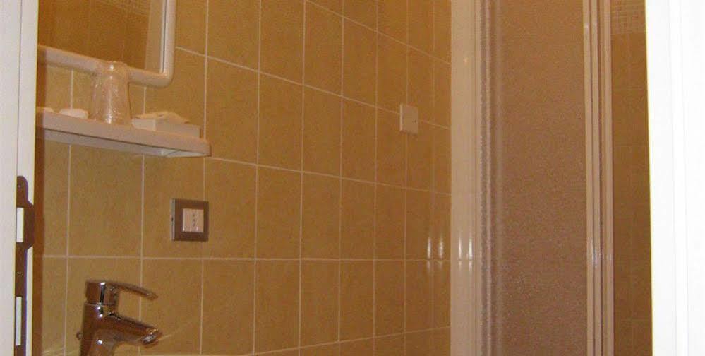 Hotel Trieste Сенигалия Екстериор снимка